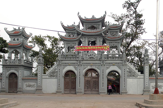 Cổng tam quan Đền Tiên La tại Thái Bình