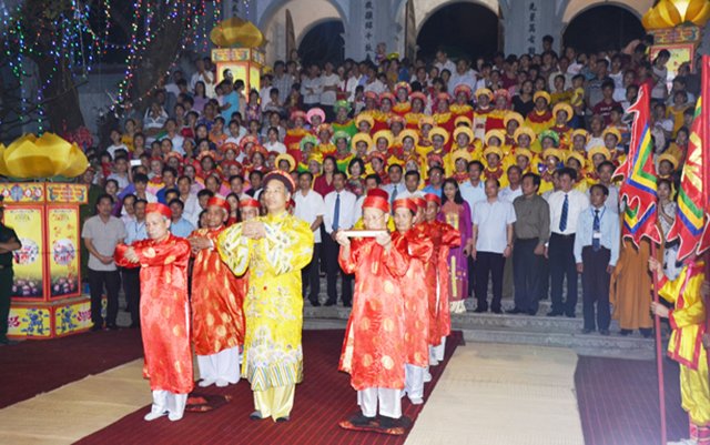 Dâng hương lễ hội Đền Tiên La tại Thái Bình